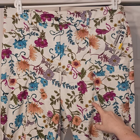 #269 3/$18 - Chicos White/Pink Capris Size 3 - Picture 10 of 11